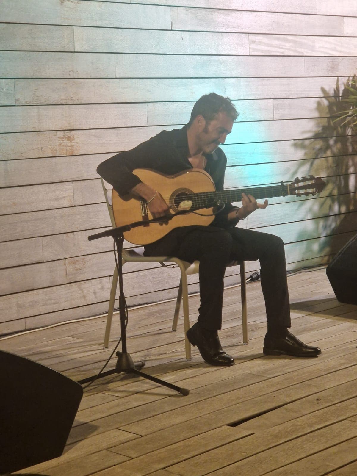 José Manuel León durante su actuación en los jardines del Palacio