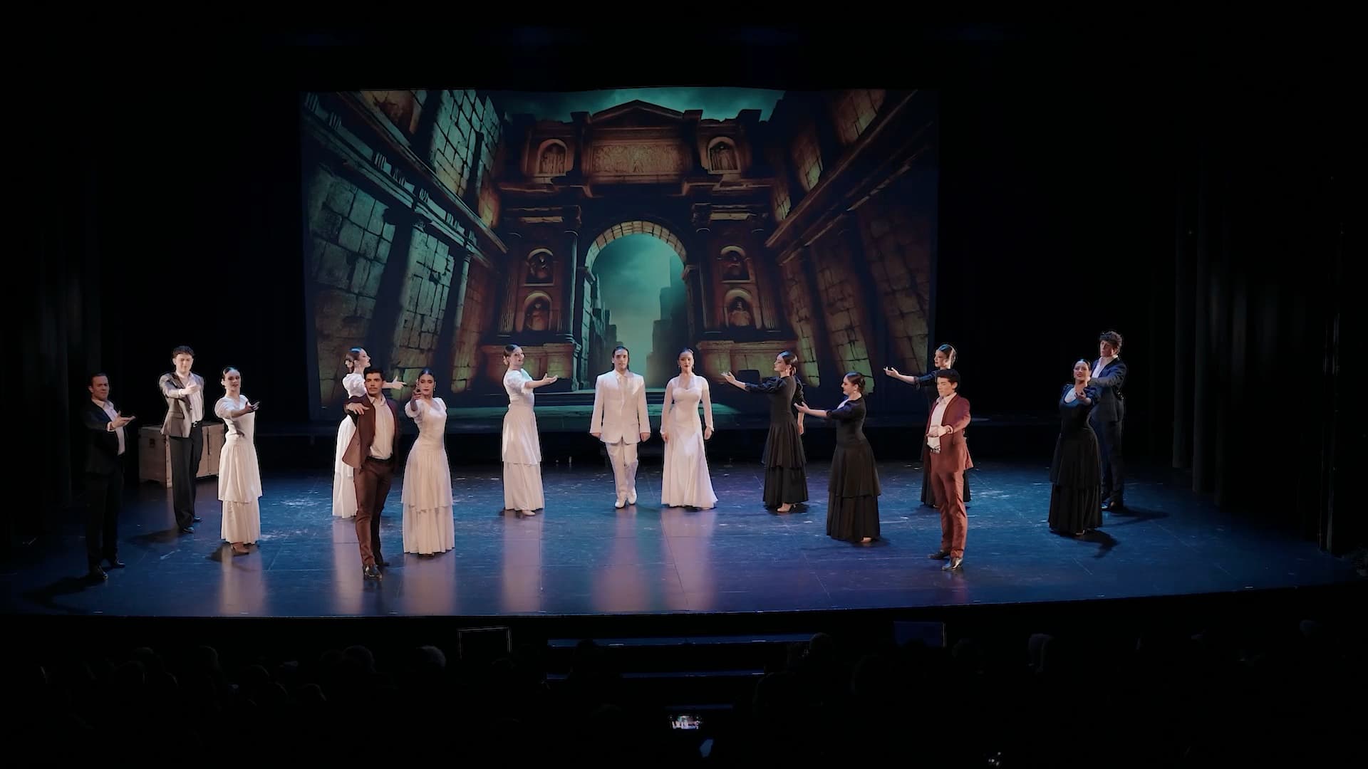 El Ballet de la Fundación Manolo Sanlúcar en escena, con la escenografía del arco clásico